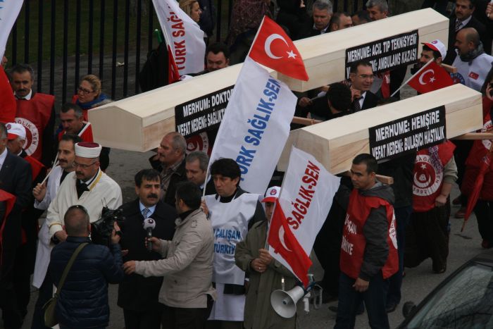 TÜRK SAĞLIK-SEN İŞ BIRAKTI, OMUZLARDA TABUT TAŞIDI