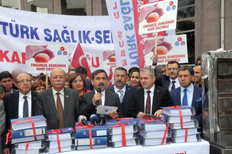 TÜRK SAĞLIK-SEN ON BİNLERCE DİLEKÇEYİ SAĞLIK BAKANLIĞI’NA TESLİM ETTİ