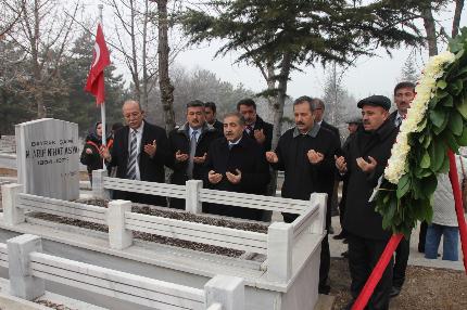 BAYRAK ŞAİRİMİZ ARİF NİHAT ASYA’YI MEZARI BAŞINDA ANDIK