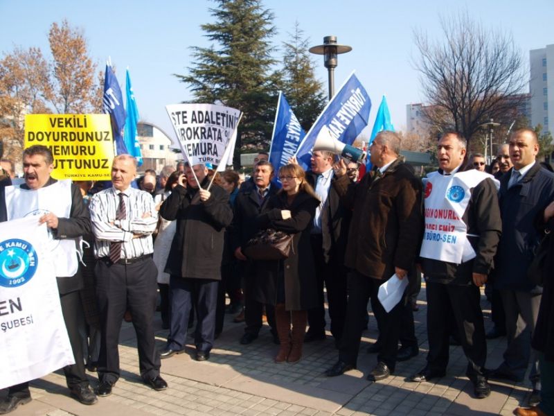 TÜRK BÜRO-SEN MALİYE BAKANLIĞI ÖNÜNDE BORDRO YAKTI