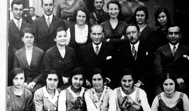TÜRK KADINI ATATÜRK’E MÜTEŞEKKİRDİR