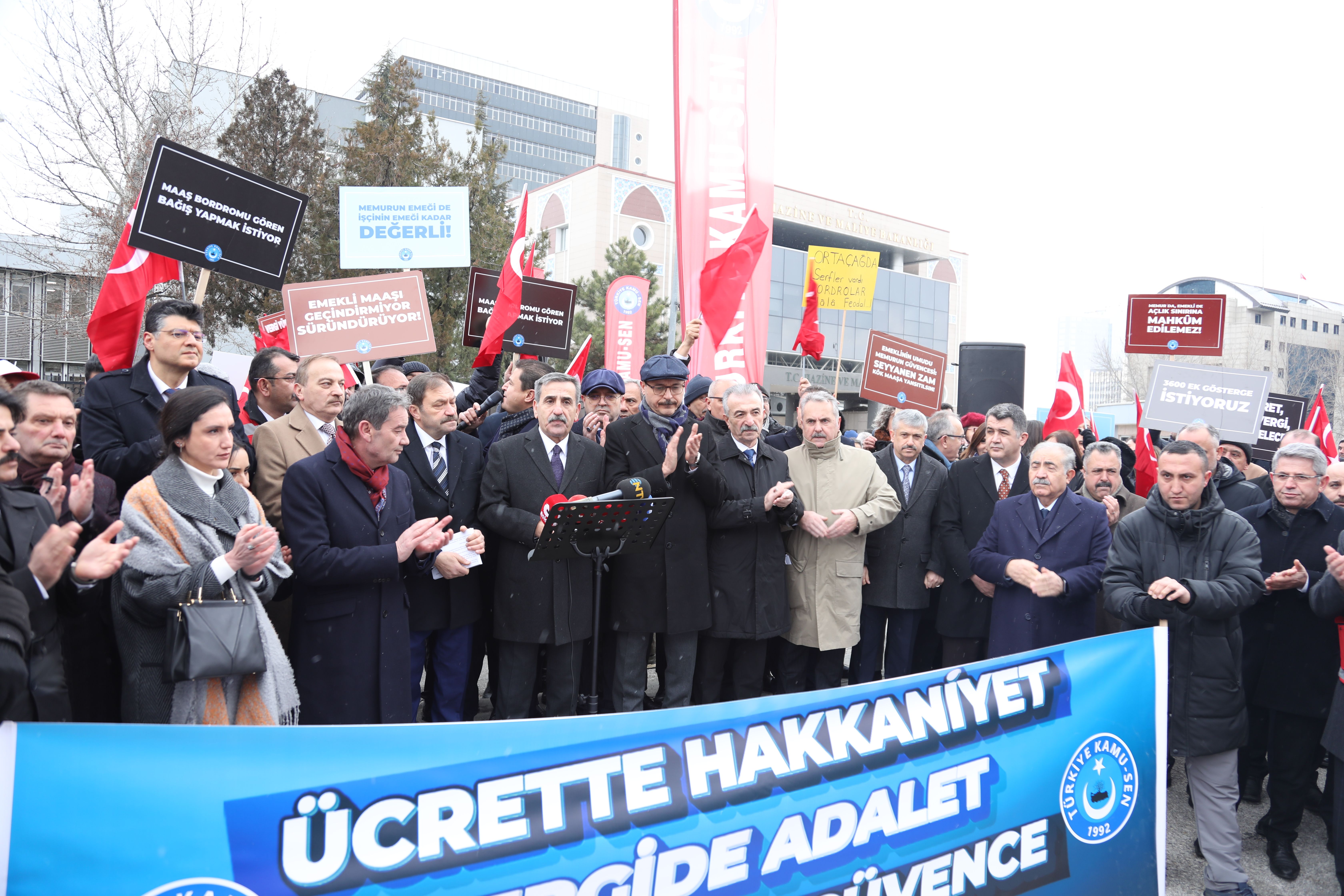 ÜCRETTE HAKKANİYET, VERGİDE ADALET, İSTİHDAMDA GÜVENCE” DİYEREK ANKARA VE TÜM İLLERDE BASIN AÇIKLAMAMIZI GERÇEKLEŞTİRDİK 