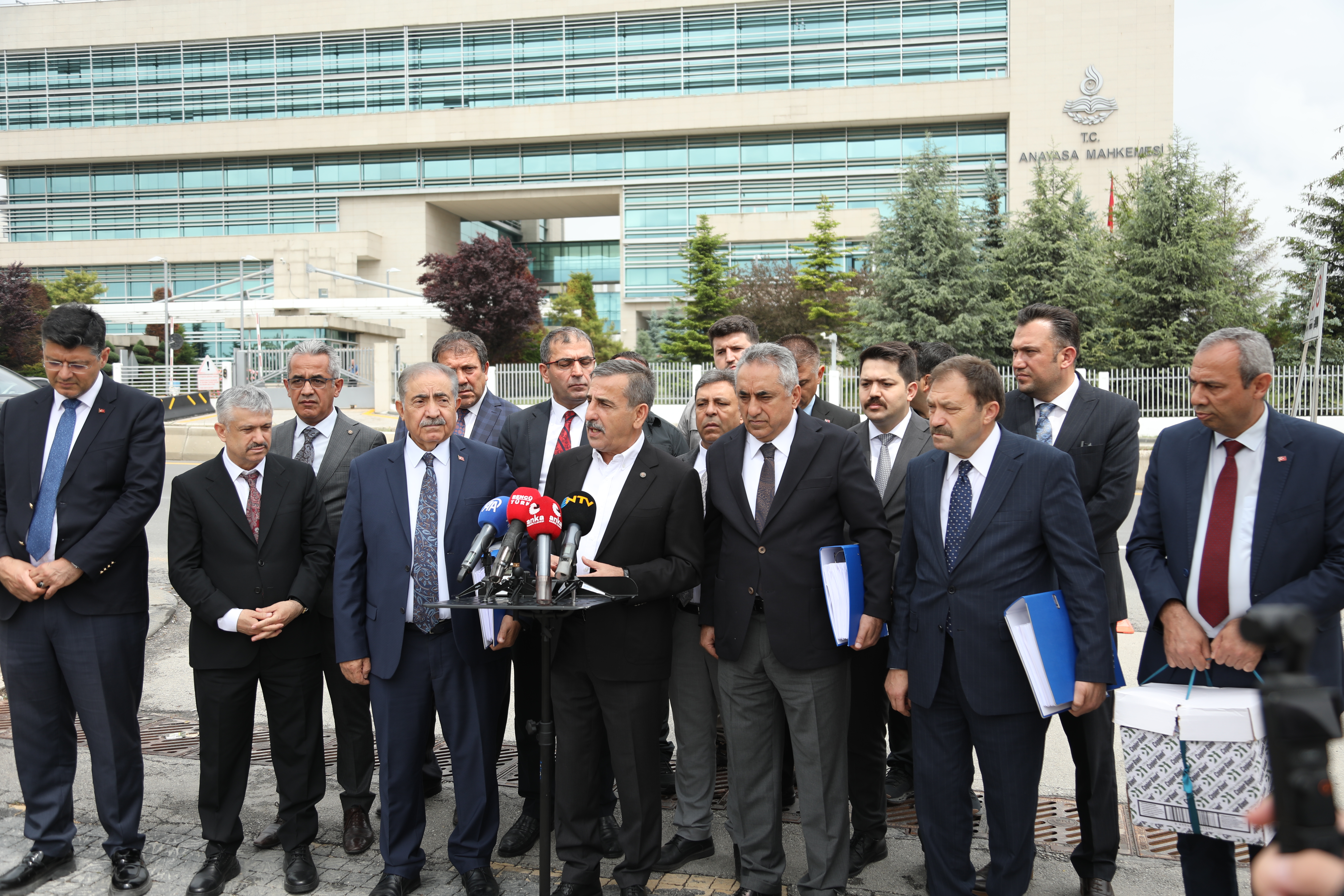 İLAVE EK ÖDEMENİN EMEKLİLERİMİZE DE VERİLMESİ İÇİN ON BİNLERCE DİLEKÇEYİ ANAYASA MAHKEMESİ’NE TESLİM ETTİK!